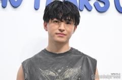 GENERATIONS佐野玲於「日本語喋れます」と笑い誘う 鍛え上げられた二の腕際立つ夏コーデ【GUESS JEANS】