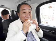 立憲民主・野田佳彦代表、カレーパンでパワー「別腹です」…食品の消費税率ゼロ訴えるのイメージ画像