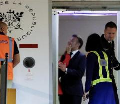 マクロン大統領、嫁に殴られる