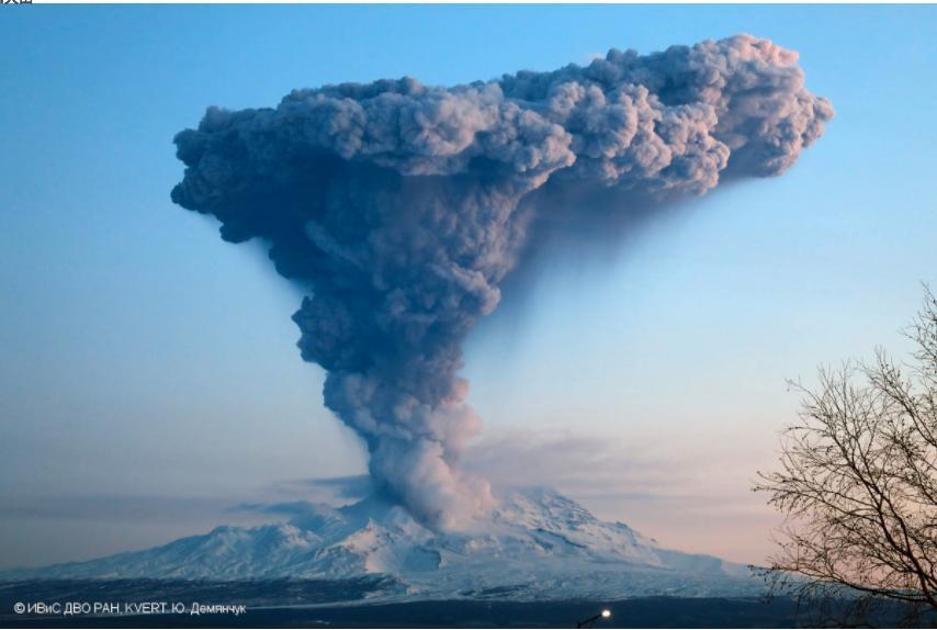 カムチャツカ半島シベルチ山が大爆発！巨大キノコ雲が出現