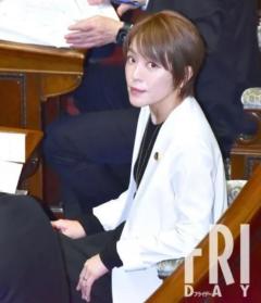 ついにゴールインか！？内閣府大臣政務官・今井絵理子の左手薬指に「指輪がキラリ」のイメージ画像