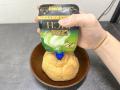 クーリッシュをシュークリームに注入..
