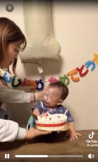 赤ちゃんに顔面ケーキ虐待黒糖ぱん、アカウント削除のイメージ画像