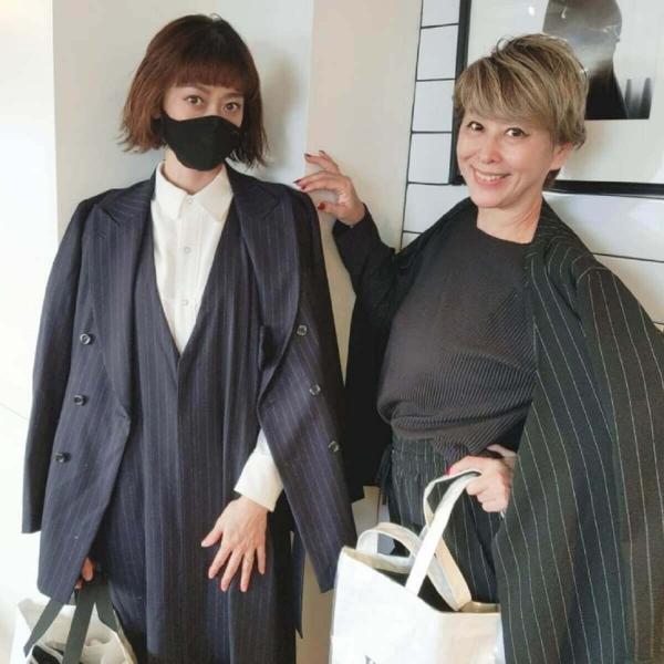 山田優、ほぼペアルックの親子姿に称賛の声「「お母様が本当おしゃれで綺麗！」