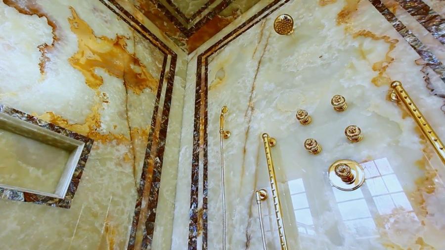 シャワー室の壁が金色