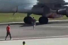 イタリアの空港で、男性が自ら旅客機のエンジンに飛び込み、自殺