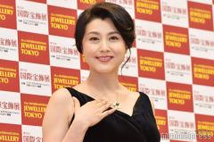 藤原紀香、セクシー衣装で美谷間強調「離婚しない男」オフショットに反響続々「大人の色気」