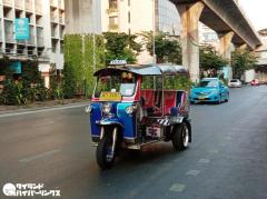 バンコク中華街で違法駐停車のトゥクトゥクを一斉取り締まりのイメージ画像