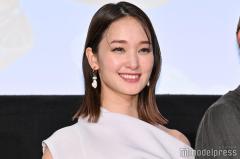 剛力彩芽、美肩際立つオフショルドレス姿に反響「上品で綺麗」「似合う」