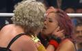 【AEW】トニー・ストームと白川未奈、AEW女子タイトルマッチ後、キスを交わす