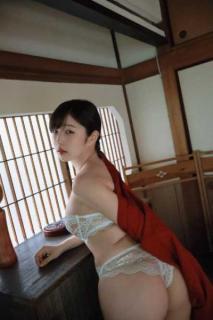 「その瞳で見つめられたら…」花雨、美ヒップに釘付け！流し目の振り向きショットでファンを魅了のイメージ画像