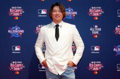 村上宗隆、白ジャケット＆デニム姿でレッドカーペットに登場 初球宴は「しっかり準備して頑張りたい」のイメージ画像