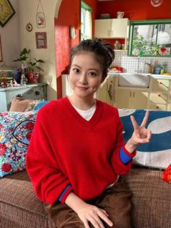 今田美桜、えくぼのあるキュートな笑顔にクギづけ！座っているだけでただただ可愛い
