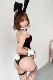 篠原みなみ、美ヒップ際立つバニー姿のバックショット公開！あざとい表情でファンを魅了