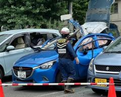 「ドーンという爆発音」車が"爆発"して屋根が吹き飛ぶ＿車内にいた男性含む2人ケガ＿付近にはドラッグストアやカフェも＿警察などが原因調べる＜北海道札幌市＞