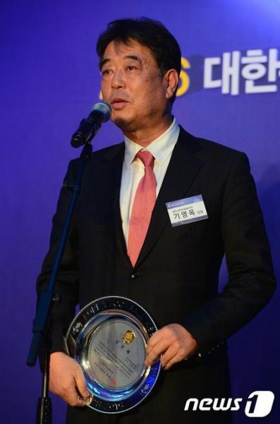 “土地投機疑惑”「猿真似」韓国サッカー選手キ・ソンヨンの父親、警察の取り調べ延期「個人的な事情」
