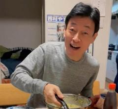 経済産業大臣・西村やすとし氏がお好み焼きを食べる動画掲載 → 日本国民が大注目のイメージ画像