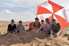 新疆が気温40度の猛烈な暑さに、砂浴のオンシーズン到来―中国のイメージ画像
