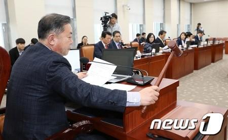 韓国･国会教育委員会 日本の教科書検定是正求める決議案議決