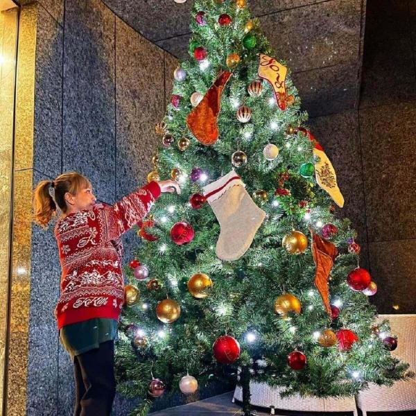 浜崎あゆみ、豪華なクリスマスツリーとの写真で大炎上「歪んでるけど加工のせい？」
