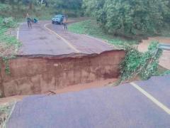 タイ北部ピッサヌローク、大雨で道路が寸断のイメージ画像
