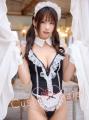 えなこ、鼠径部あらわなメイド服姿に..