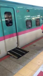 新幹線が車椅子用の補助板を付けたまま走行する動画拡散 JR東日本「ケガ人はいない。詳細は確認中」のイメージ画像