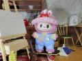 中国の人気キャラグッズ「LABUBU」の着..