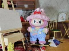 中国の人気キャラグッズ「LABUBU」の着せ替え用の服が新たなトレンドに