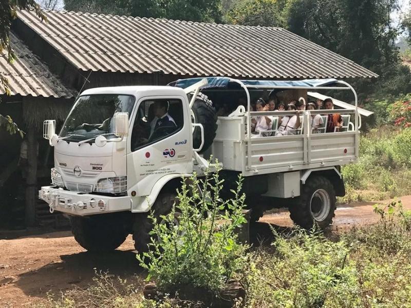 日野自動車の協力 山岳部の学校に送迎車 タイの日本総領事館