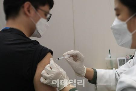 「ファイザー2回目の接種後に歩行不可」…1000万ウォン出費したという軍人＝韓国