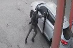 イスラエル兵、車内に閃光弾を投げ入れ、パレスチナ人を車に閉じ込める【動画】のイメージ画像