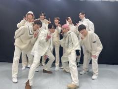 Snow Man、スノキュンkissポーズが可愛い9人！冬にピッタリなホワイトコーデで「CDTV」出演
