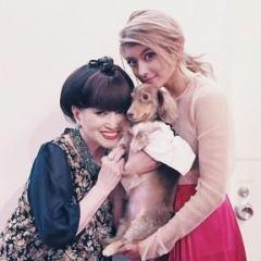 ローラ、徹子の部屋に巨大化したバストで透けブラ衣装