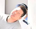 何か独り言を喋り笑みを浮かべ…泥酔..