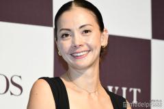 土屋アンナ、次男を顔出し 密着ショット公開に「イケメン」「素敵な親子」の声