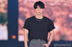 野村康太、ランウェイ登場で歓声沸く オーバーサイズ着こなす【GirlsAward 2025SS】