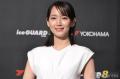 吉岡里帆、純白ノースリドレスで登場 ..