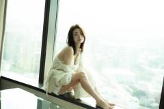 上戸彩が15年ぶり写真集を発売

