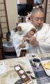 猫ちゃんをむんずとつかんで懐へ……..
