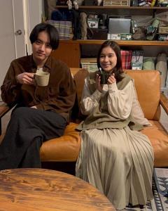 赤楚衛二、芳根京子とソファでまったり「Re:リベンジ」癒し感あるほっこりカップルのイメージ画像