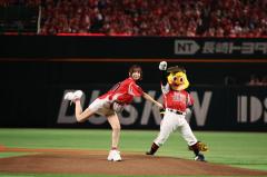 篠田麻里子、地元福岡で豪快ピッチング AKB48は「ヘビロテ」ほか新曲初披露も