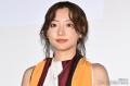 武田玲奈、ミニ丈×黒タイツで美脚透..