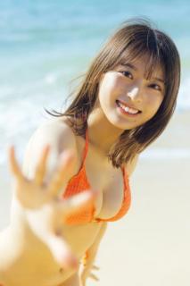 まるぴ、美ボディ際立つ水着姿 爽やかな沖縄グラビアで「週刊FLASH」初表紙のイメージ画像