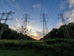 夕暮れの送電線のイメージ画像