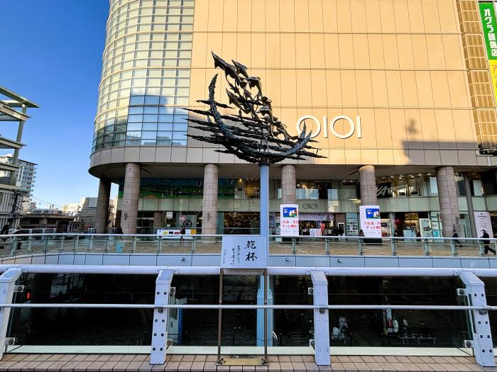 宮田亮平氏作の金属モニュメント「乾杯」のイメージ画像