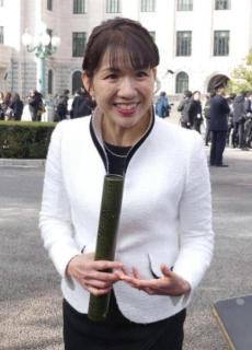 参政・豊田真由子氏「ぞうきんがけからやりたい」白ジャケットで“初登院”９年ぶりの国会にのイメージ画像