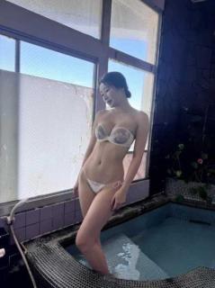 新海まき、週末へ誘う極上ランジェリー姿！窓辺に佇む美ボディにファン大興奮