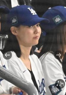 大谷の妻・真美子さんユニホーム姿で生観戦 大谷両親が両隣に ２日連続、球場で応援のイメージ画像