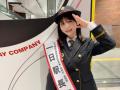 長濱ねる、可愛さ溢れる制服姿で敬礼..